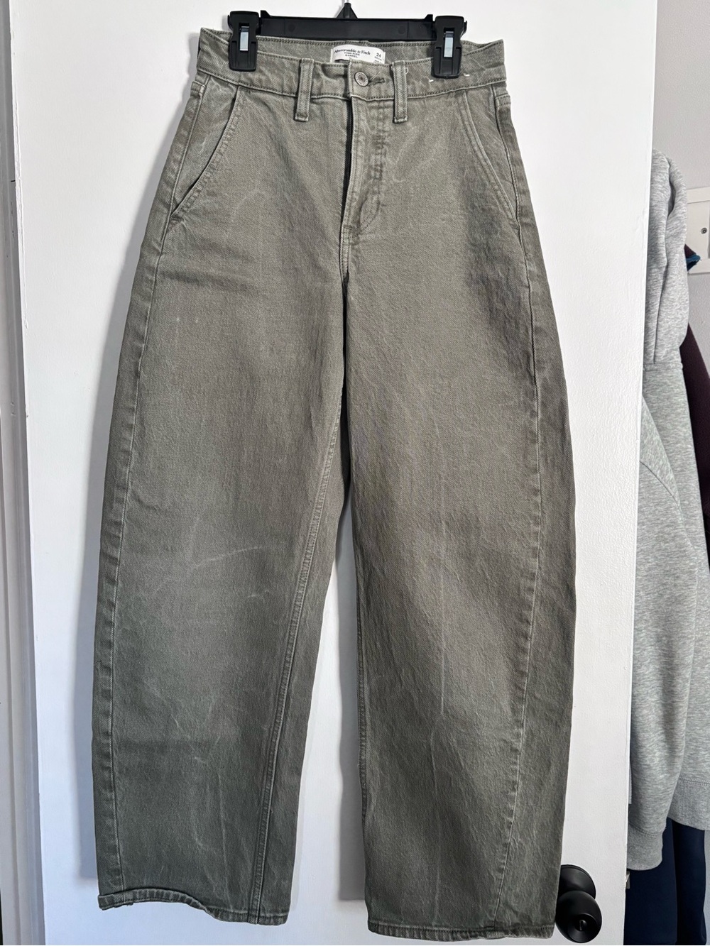 ABERCROMBIE Barrel Jeans in Olive Gray